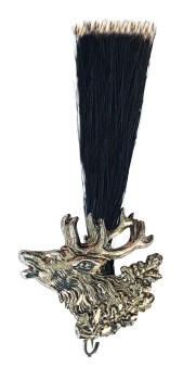 Bartgesteck mit Hirschkopf  Anstecker an Hut, Weste,  Trachtenkleidung made in Germany